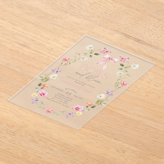 弓と開花ワイルドフラワーピンク弓ベビーシャワー アクリル招待状 (レイダウン)