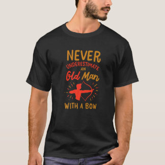 弓のアーチェリーを持つ老人を決して過小評価しない Tシャツ