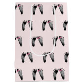 弓の足跡を持つベビーガール ミディアムペーパーバッグ (裏面)