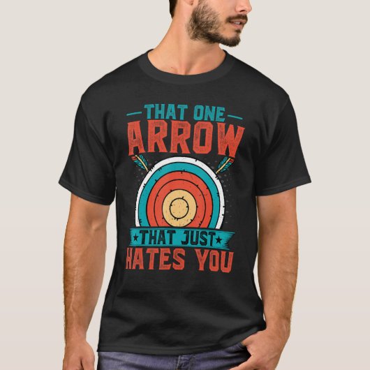 弓を嫌う一矢のアーチェリー Tシャツ (正面)