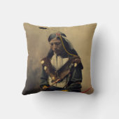 弓を持つチェロキー人のヴィンテージの写真 クッション (裏面)