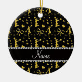 弓ハートのチアリーダーをする名前をカスタムするの黒い金ゴールド セラミックオーナメント (正面)