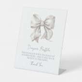 弓ベビーシャワーおむつラッフルエンクロージャカード 台座サイン (正面)