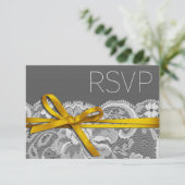 弓リボン及びレースRSVPの灰色の黄色 出欠カード (スタンド正面)