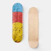 弓矢の的は多くの矢の穴が閉まっている スケートボード (正面)