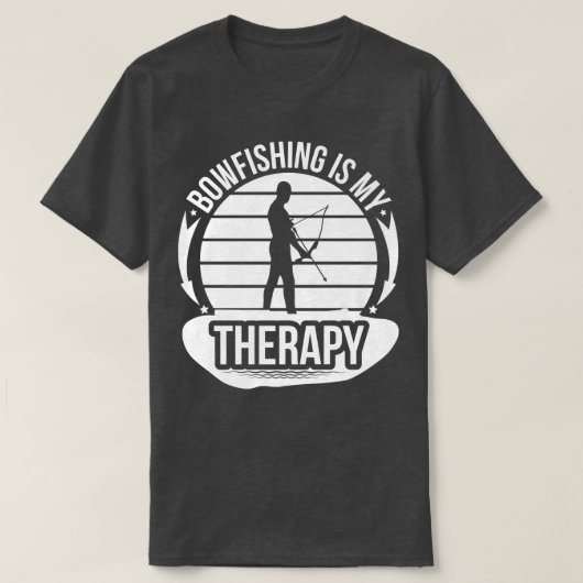 弓釣り船首ライト矢印クロスボウ船首フィッシャー76 Tシャツ (デザイン正面)