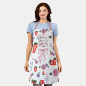 弓、バラ&いちごコケット大パターン エプロン (着用した状態)