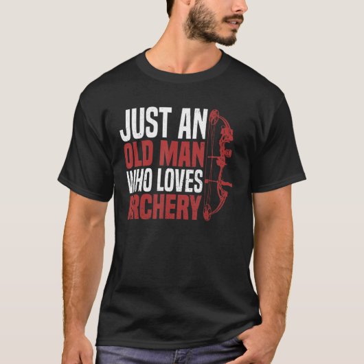 弓Aのためにアーチェリーを愛する年配の男だけを修理する Tシャツ (正面)
