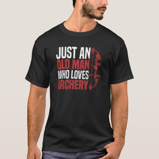 弓Aのためにアーチェリーを愛する年配の男だけを修理する Tシャツ (正面)