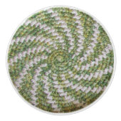 引き出し引き寄せ – 緑の上の白いスパイラル セラミックノブ (正面)