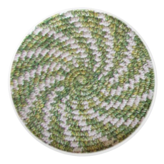 引き出し引き寄せ – 緑の上の白いスパイラル セラミックノブ (正面)