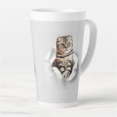 引き裂おもしろいかれた紙幻想を通して灰色の猫が飛び出す カフェラテマグ (右アングル)