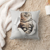 引き裂おもしろいかれた紙幻想を通して灰色の猫が飛び出す クッション (ブランケット)