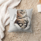 引き裂おもしろいかれた紙幻想を通して灰色の猫が飛び出す クッション (ブランケット)