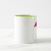 引き裂かれた傘のマグを持つかわいいハリネズミ ツートーンマグカップ (中央)