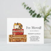 引っ越したスーツケースの上の猫 案内状 (スタンド正面)