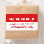 引っ越しましたの明るい赤の白の新しい住所ラベル ラベル (インサイチュ)
