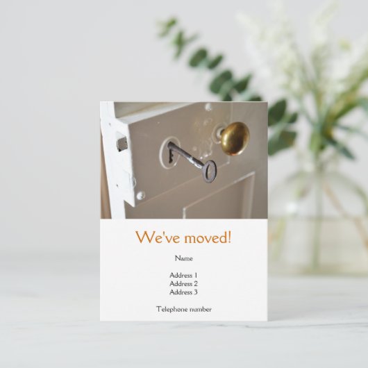 引っ越しましたはがき(古いドアと鍵) 案内ポストカード (スタンド正面)