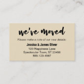 "引っ越しました"シンプルはっきりしたタイポグラフィ、ベージュカード 名刺 (正面)