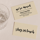 "引っ越しました"シンプルはっきりしたタイポグラフィ、ベージュカード 名刺