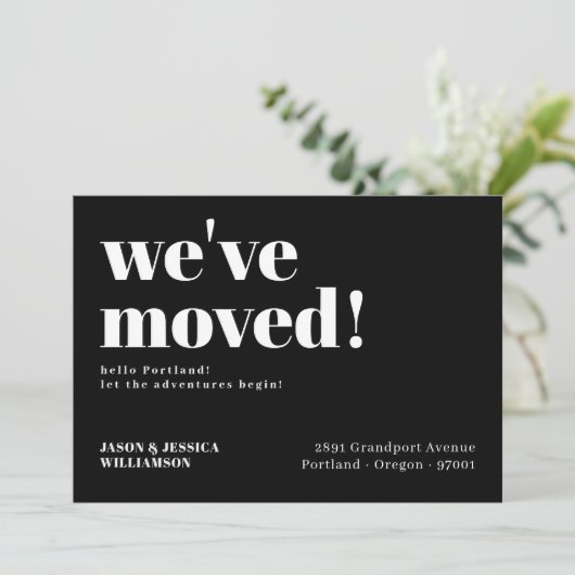 引っ越しました!ブラックミニマルはっきりしたタイポグラフィ移動 案内状 (スタンド正面)