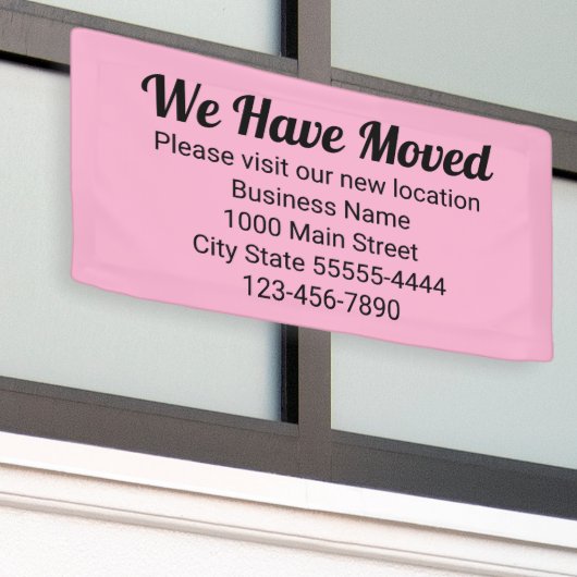 引っ越し場所はピンク 横断幕 (ビルの外側)