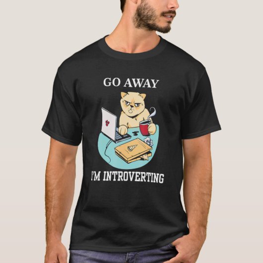 引っ込んでるの邪魔しないで 内向的な猫 Tシャツ (正面)