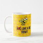 引用文おもしろいハグ/Love a Bee Today コーヒーマグカップ (左)
