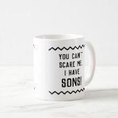 引用文おもしろい息子がいるほど怖がらせられない コーヒーマグカップ (正面右)
