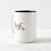 引用文が自分の人生のタイミングを信頼 ツートーンマグカップ (正面左)