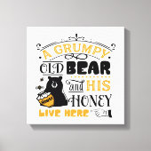 引用文ごつごつした老熊と彼の蜂蜜がここに住んでいる キャンバスプリント (正面)