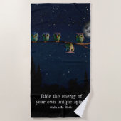 引用文のコラージュ違うをユニーク使ったフクロウ ビーチタオル (正面)