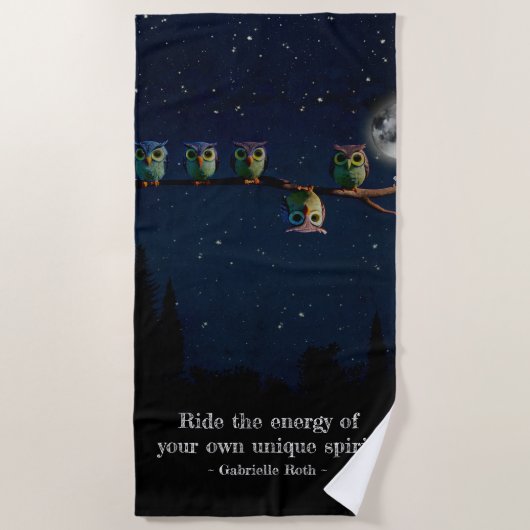 引用文のコラージュ違うをユニーク使ったフクロウ ビーチタオル (正面)