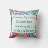 引用文感動的、女性はティーバッグのようなものだ。 クッション (裏面)