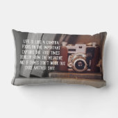 引用文:人生はカメラのようなものだ ランバークッション (裏面)