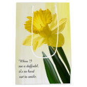 引用文:  "時私が見るラッパスイセンを…"  花の写真 ミディアムペーパーバッグ (裏面)