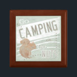 引用文 | Go CampingまたはGo Nuts ギフトボックス<br><div class="desc">引用文 |キャンプに行くかナッツに行く。アーティスト： June Erica Vess.イメージID: 106116D。</div>