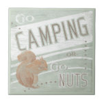 引用文 | Go CampingまたはGo Nuts タイル<br><div class="desc">引用文 |キャンプに行くかナッツに行く。アーティスト: June Erica Vess.イメージID: 106116D。</div>