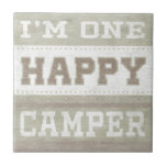 引用文 | I'm One Happy Camper タイル<br><div class="desc">引用文 私はハッピーキャンパーの一人だ。アーティスト: June Erica Vess.イメージID: 106120D。</div>