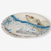 引退した大きな魚が水から飛び出す ペーパープレート (アングル)