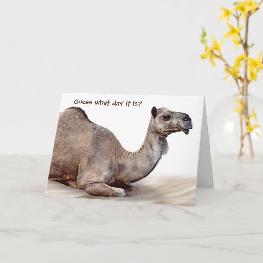 引退のための砂の上のラクダ カード (黄色い花)