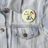 弟のTシャツおよびギフトを持つお兄さん 缶バッジ (インサイチュ)