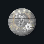 弦光リース素朴結婚ズ マグネット<br><div class="desc">このパーティスタイリッシューの好意の磁石は灰色の素朴な木の背景結婚はシックなフローラのリースであっカスタマイズて、それを行うことができる上の照明の文字列は、農家のロマンチックな優雅さを作成する。トレンディーのウェディングギフトスタイリッシュコレクションの一部</div>