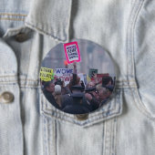 弱い男性は強い女性ボタンを恐れる 缶バッジ (インサイチュ)