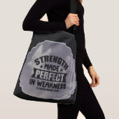 「弱さの中で完璧になった強さ」聖書の聖句 クロスボディバッグ (クローズアップ)