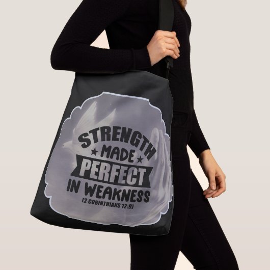「弱さの中で完璧になった強さ」聖書の聖句 クロスボディバッグ (クローズアップ)
