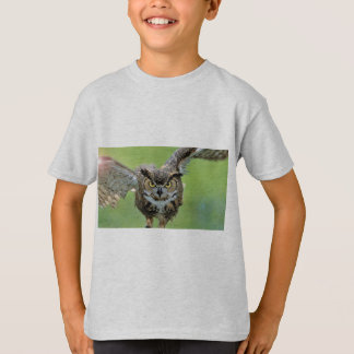 強いフクロウの飛行 Tシャツ