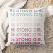 強いモダン女の子のインスピレーションのフレーズ クッション (ブランケット)
