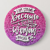 強い女に育てられたので私は強い 缶バッジ (正面)