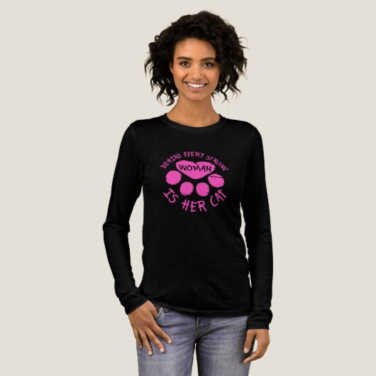 強い女性の後ろには猫がいるというフレーズ トライブレンドTシャツ (正面全体)